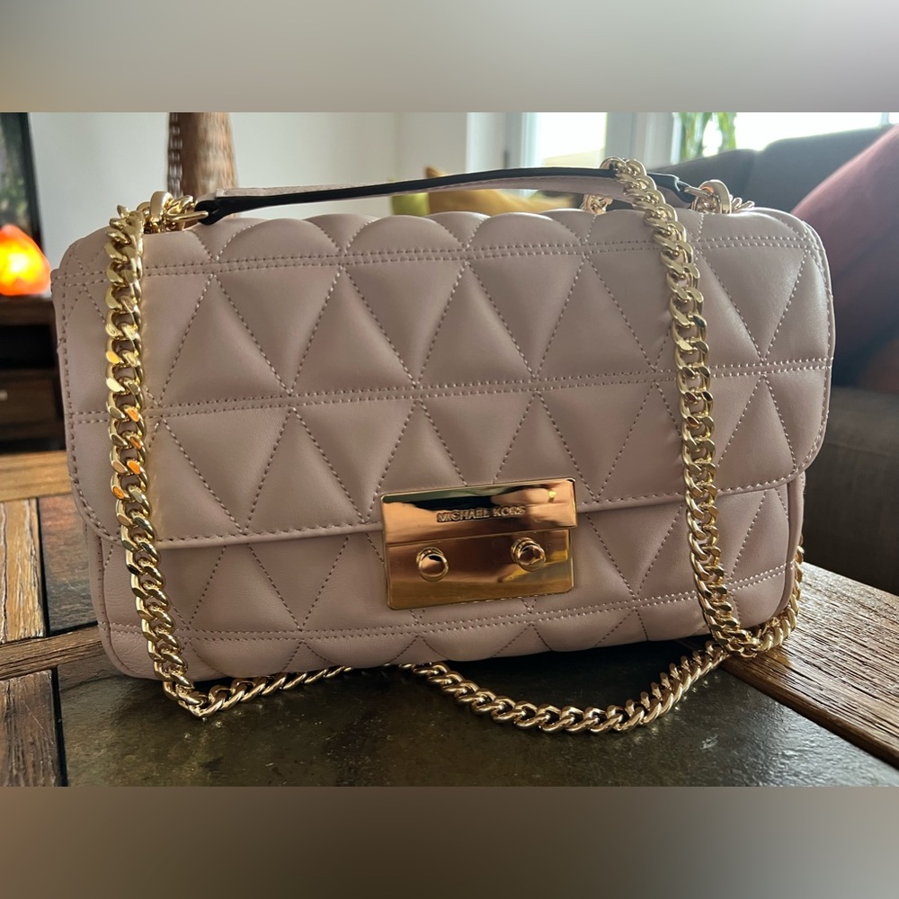 Michael kors bag. Used only once. Excellent condition. Comes with dust bag